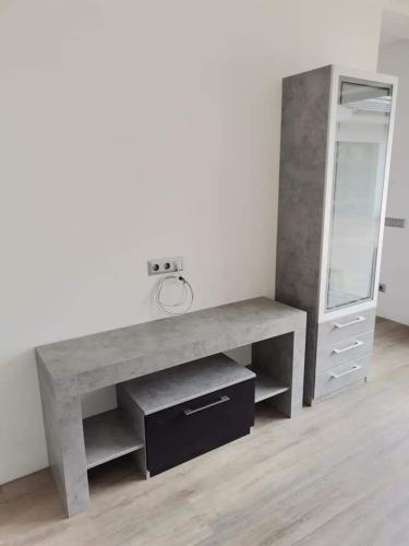 Beton szinű vitrin és media szekrény